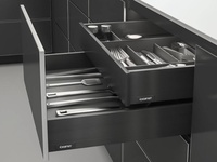 Ящик FLOWBOX Антрацит Ящики FLOWBOX - Современная технология мягкого закрывания системы выдвижения Flowbox обеспечивает абсолютную тишину движения и плавность хода ящика. Ящик отличается минималистичным дизайном с тонкими боковинами и 3D регулировкой, что обеспечивает быструю и легкую установку Характеристики: • Динамическая нагрузка: 40 кг • Цвет: антрацит • Регулировка: по высоте +2/-2 мм, по ...